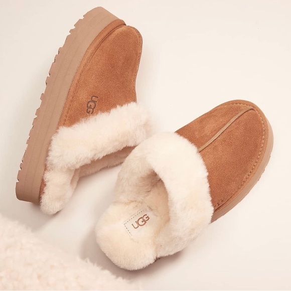 UGG womens slide
Disquette Suede & Shearling Platform Slippers1122550 chestnut - Picture 5 of 13